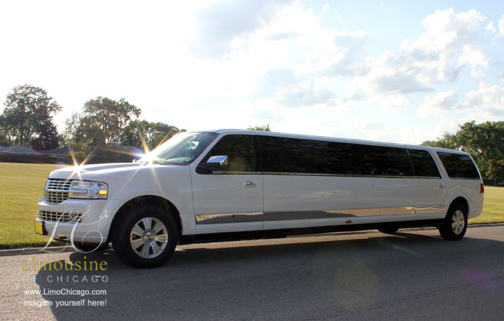 Lincoln Navigator limo for 14 people in Chicago