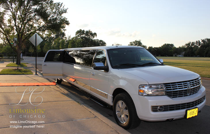 red carpet to stretch limo navigator for 14 people