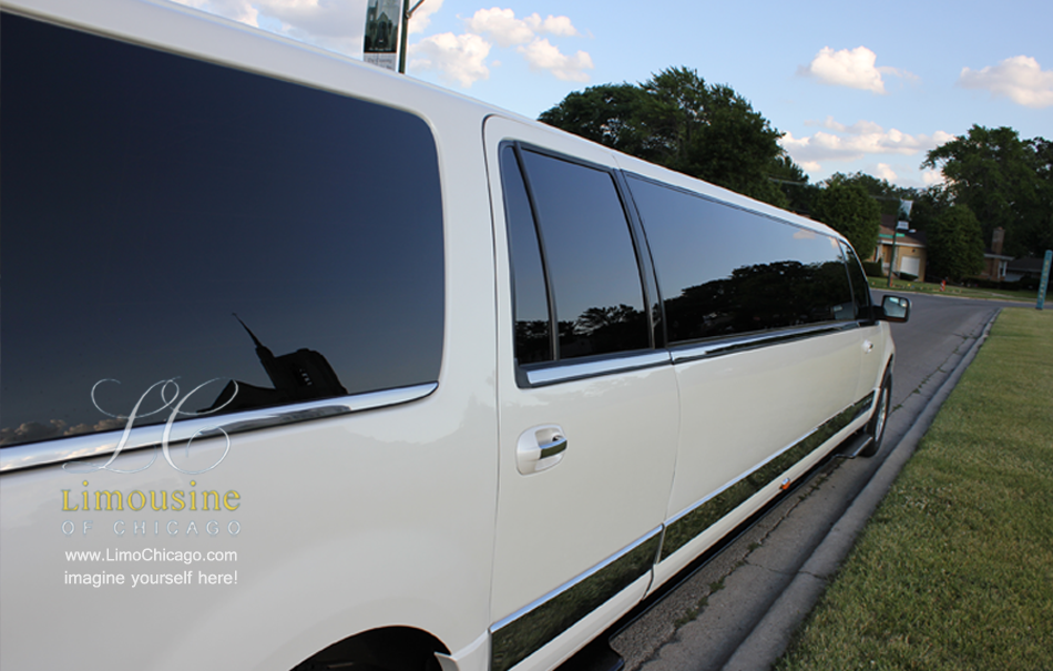 chicago-fleet-14-passenger-limo-navigator-ext-long-side