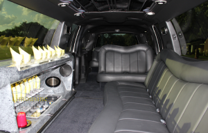 chicago-fleet-14-passenger-limo-navigator-interior-bar-seats-300x191